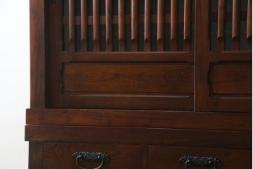 中古　美品　ニレ材　和の空間に取り入れたいシックな二段重ね水屋箪笥(キャビネット、食器棚、戸棚、収納棚、茶箪笥、重ね戸棚)(R-078222)