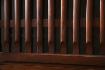 中古　美品　ニレ材　和の空間に取り入れたいシックな二段重ね水屋箪笥(キャビネット、食器棚、戸棚、収納棚、茶箪笥、重ね戸棚)(R-078222)