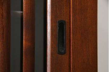 中古　美品　ニレ材　和の空間に取り入れたいシックな二段重ね水屋箪笥(キャビネット、食器棚、戸棚、収納棚、茶箪笥、重ね戸棚)(R-078222)