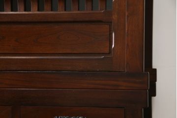中古　美品　ニレ材　和の空間に取り入れたいシックな二段重ね水屋箪笥(キャビネット、食器棚、戸棚、収納棚、茶箪笥、重ね戸棚)(R-078222)