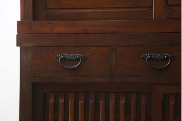 中古　美品　ニレ材　和の空間に取り入れたいシックな二段重ね水屋箪笥(キャビネット、食器棚、戸棚、収納棚、茶箪笥、重ね戸棚)(R-078222)