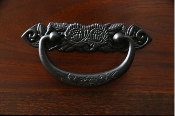 中古　美品　ニレ材　和の空間に取り入れたいシックな二段重ね水屋箪笥(キャビネット、食器棚、戸棚、収納棚、茶箪笥、重ね戸棚)(R-078222)