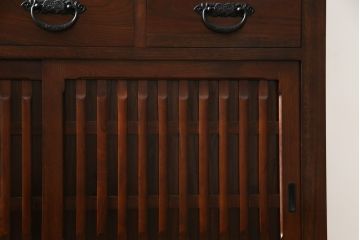 中古　美品　ニレ材　和の空間に取り入れたいシックな二段重ね水屋箪笥(キャビネット、食器棚、戸棚、収納棚、茶箪笥、重ね戸棚)(R-078222)