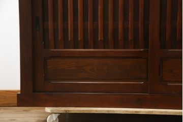 中古　美品　ニレ材　和の空間に取り入れたいシックな二段重ね水屋箪笥(キャビネット、食器棚、戸棚、収納棚、茶箪笥、重ね戸棚)(R-078222)
