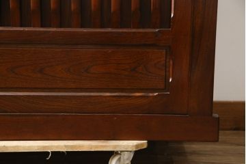 中古　美品　ニレ材　和の空間に取り入れたいシックな二段重ね水屋箪笥(キャビネット、食器棚、戸棚、収納棚、茶箪笥、重ね戸棚)(R-078222)