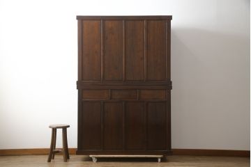 中古　美品　ニレ材　和の空間に取り入れたいシックな二段重ね水屋箪笥(キャビネット、食器棚、戸棚、収納棚、茶箪笥、重ね戸棚)(R-078222)