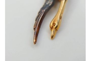 時代物　彫金　K20(20金)　羽ばたく鶴のデザインが上品な帯留め(つる、ツル、和装小物、着物道具、アクセサリー、帯締め、ゴールド、金)(R-078236)