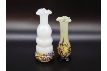 昭和レトロ　戦前　大正　可愛らしいデザインの古いマーブルガラス花瓶2個セット(フリル、色被せ、一輪挿し、花入、花器、硝子、吹きガラス)(R-078238)