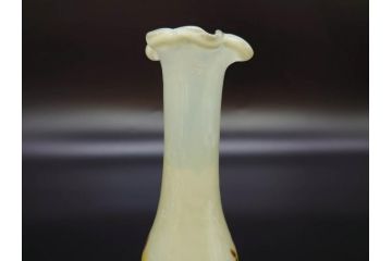 昭和レトロ　戦前　大正　可愛らしいデザインの古いマーブルガラス花瓶2個セット(フリル、色被せ、一輪挿し、花入、花器、硝子、吹きガラス)(R-078239)