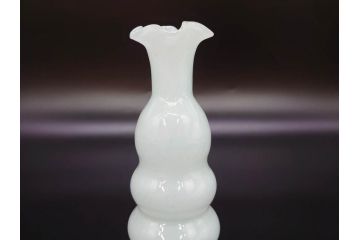 昭和レトロ　戦前　大正　可愛らしいデザインの古いマーブルガラス花瓶2個セット(フリル、色被せ、一輪挿し、花入、花器、硝子、吹きガラス)(R-078240)