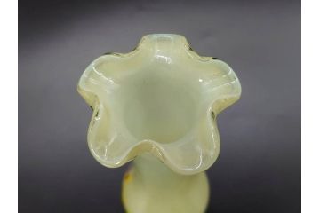 昭和レトロ　戦前　大正　可愛らしいデザインの古いマーブルガラス花瓶2個セット(フリル、色被せ、一輪挿し、花入、花器、硝子、吹きガラス)(R-078240)