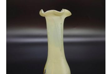 昭和レトロ　戦前　大正　可愛らしいデザインの古いマーブルガラス花瓶2個セット(フリル、色被せ、一輪挿し、花入、花器、硝子、吹きガラス)(R-078241)