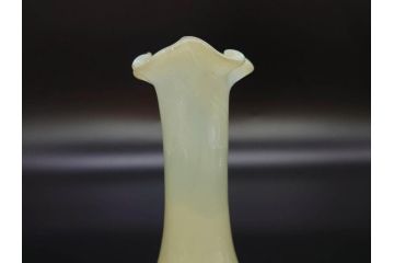 昭和レトロ　戦前　大正　可愛らしいデザインの古いマーブルガラス花瓶2個セット(フリル、色被せ、一輪挿し、花入、花器、硝子、吹きガラス)(R-078242)