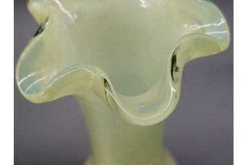 昭和レトロ　戦前　大正　レトロな雰囲気が可愛らしいマーブルガラス花瓶2個セット(フリル、色被せ、一輪挿し、花入、花器、硝子、吹きガラス)(R-078248)