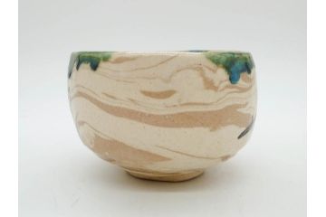 加藤光右衛門　織部　約13cm　4.1寸　柔らかな風合いを感じる抹茶碗(美濃、植物、茶道具、茶陶、四寸一分、和食器、共布、共箱付き)(R-078251)