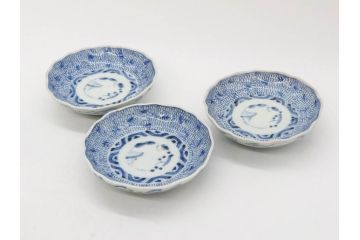 江戸後期　古伊万里　成化年製　微塵唐草文染付　約11cm　3.5寸　繊細な線描きが見事な小皿3枚セット(みじんからくさ、和皿、和食器、三寸五分)(R-078254)