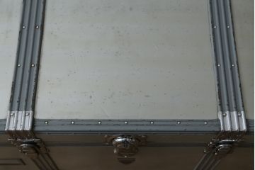 ビンテージ雑貨　MITSUKOSHI　BANKOKU　お部屋のアクセントになるジュラルミン船トランク(ジュラルミントランク、舟トランク、アルミトランク、センターテーブル、ローテーブル、収納、ディスプレイ、ヴィンテージ)(R-078266)