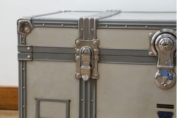 ビンテージ雑貨　MITSUKOSHI　BANKOKU　お部屋のアクセントになるジュラルミン船トランク(ジュラルミントランク、舟トランク、アルミトランク、センターテーブル、ローテーブル、収納、ディスプレイ、ヴィンテージ)(R-078266)