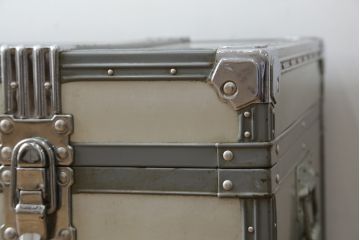 ビンテージ雑貨　MITSUKOSHI　BANKOKU　お部屋のアクセントになるジュラルミン船トランク(ジュラルミントランク、舟トランク、アルミトランク、センターテーブル、ローテーブル、収納、ディスプレイ、ヴィンテージ)(R-078266)