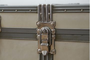 ビンテージ雑貨　MITSUKOSHI　BANKOKU　お部屋のアクセントになるジュラルミン船トランク(ジュラルミントランク、舟トランク、アルミトランク、センターテーブル、ローテーブル、収納、ディスプレイ、ヴィンテージ)(R-078266)