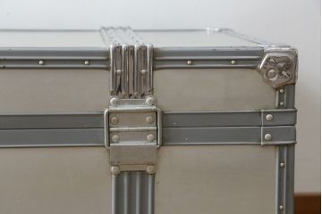 ビンテージ雑貨　MITSUKOSHI　BANKOKU　お部屋のアクセントになるジュラルミン船トランク(ジュラルミントランク、舟トランク、アルミトランク、センターテーブル、ローテーブル、収納、ディスプレイ、ヴィンテージ)(R-078266)