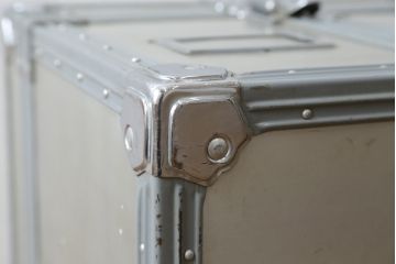 ビンテージ雑貨　MITSUKOSHI　BANKOKU　お部屋のアクセントになるジュラルミン船トランク(ジュラルミントランク、舟トランク、アルミトランク、センターテーブル、ローテーブル、収納、ディスプレイ、ヴィンテージ)(R-078266)