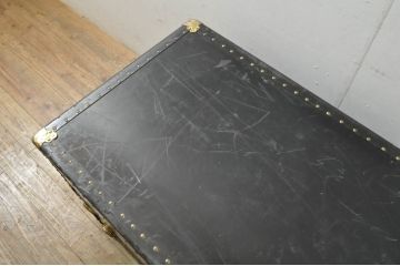 ビンテージ雑貨　引き出し付き　ゴールドの金具がクラシカルな雰囲気を高める大振りの船トランク(舟トランク、ローテーブル、センターテーブル、リビングテーブル、収納、ディスプレイ雑貨、ヴィンテージ)(R-078267)