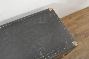 ビンテージ雑貨　引き出し付き　ゴールドの金具がクラシカルな雰囲気を高める大振りの船トランク(舟トランク、ローテーブル、センターテーブル、リビングテーブル、収納、ディスプレイ雑貨、ヴィンテージ)(R-078267)
