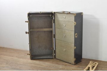 ビンテージ雑貨　引き出し付き　ゴールドの金具がクラシカルな雰囲気を高める大振りの船トランク(舟トランク、ローテーブル、センターテーブル、リビングテーブル、収納、ディスプレイ雑貨、ヴィンテージ)(R-078267)