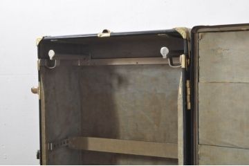 ビンテージ雑貨　引き出し付き　ゴールドの金具がクラシカルな雰囲気を高める大振りの船トランク(舟トランク、ローテーブル、センターテーブル、リビングテーブル、収納、ディスプレイ雑貨、ヴィンテージ)(R-078267)