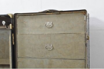 ビンテージ雑貨　引き出し付き　ゴールドの金具がクラシカルな雰囲気を高める大振りの船トランク(舟トランク、ローテーブル、センターテーブル、リビングテーブル、収納、ディスプレイ雑貨、ヴィンテージ)(R-078267)