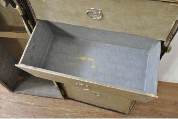 ビンテージ雑貨　引き出し付き　ゴールドの金具がクラシカルな雰囲気を高める大振りの船トランク(舟トランク、ローテーブル、センターテーブル、リビングテーブル、収納、ディスプレイ雑貨、ヴィンテージ)(R-078267)