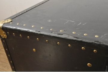 ビンテージ雑貨　引き出し付き　ゴールドの金具がクラシカルな雰囲気を高める大振りの船トランク(舟トランク、ローテーブル、センターテーブル、リビングテーブル、収納、ディスプレイ雑貨、ヴィンテージ)(R-078267)