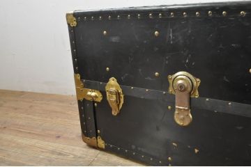 ビンテージ雑貨　引き出し付き　ゴールドの金具がクラシカルな雰囲気を高める大振りの船トランク(舟トランク、ローテーブル、センターテーブル、リビングテーブル、収納、ディスプレイ雑貨、ヴィンテージ)(R-078267)