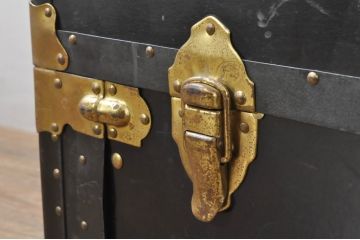 ビンテージ雑貨　引き出し付き　ゴールドの金具がクラシカルな雰囲気を高める大振りの船トランク(舟トランク、ローテーブル、センターテーブル、リビングテーブル、収納、ディスプレイ雑貨、ヴィンテージ)(R-078267)