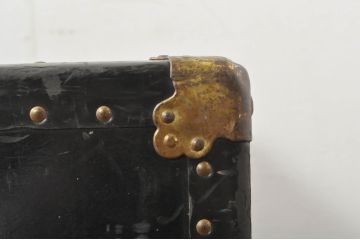 ビンテージ雑貨　引き出し付き　ゴールドの金具がクラシカルな雰囲気を高める大振りの船トランク(舟トランク、ローテーブル、センターテーブル、リビングテーブル、収納、ディスプレイ雑貨、ヴィンテージ)(R-078267)