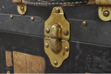 ビンテージ雑貨　引き出し付き　ゴールドの金具がクラシカルな雰囲気を高める大振りの船トランク(舟トランク、ローテーブル、センターテーブル、リビングテーブル、収納、ディスプレイ雑貨、ヴィンテージ)(R-078267)