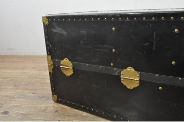 ビンテージ雑貨　引き出し付き　ゴールドの金具がクラシカルな雰囲気を高める大振りの船トランク(舟トランク、ローテーブル、センターテーブル、リビングテーブル、収納、ディスプレイ雑貨、ヴィンテージ)(R-078267)