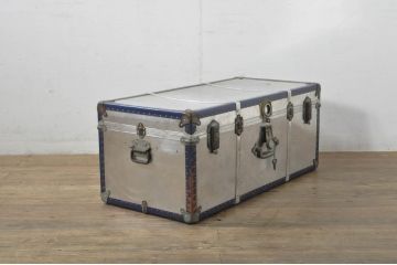 ビンテージ雑貨　ブルーの縁取りがおしゃれなアクセントのジュラルミン船トランク(ジュラルミントランク、舟トランク、アルミトランク、センターテーブル、ローテーブル、リビングテーブル、収納、ディスプレイ、ヴィンテージ)(R-078270)