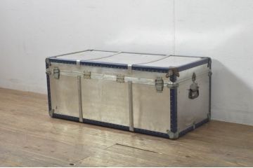 ビンテージ雑貨　ブルーの縁取りがおしゃれなアクセントのジュラルミン船トランク(ジュラルミントランク、舟トランク、アルミトランク、センターテーブル、ローテーブル、リビングテーブル、収納、ディスプレイ、ヴィンテージ)(R-078270)