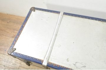 ビンテージ雑貨　ブルーの縁取りがおしゃれなアクセントのジュラルミン船トランク(ジュラルミントランク、舟トランク、アルミトランク、センターテーブル、ローテーブル、リビングテーブル、収納、ディスプレイ、ヴィンテージ)(R-078270)