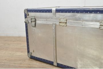 ビンテージ雑貨　ブルーの縁取りがおしゃれなアクセントのジュラルミン船トランク(ジュラルミントランク、舟トランク、アルミトランク、センターテーブル、ローテーブル、リビングテーブル、収納、ディスプレイ、ヴィンテージ)(R-078270)