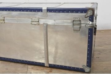 ビンテージ雑貨　ブルーの縁取りがおしゃれなアクセントのジュラルミン船トランク(ジュラルミントランク、舟トランク、アルミトランク、センターテーブル、ローテーブル、リビングテーブル、収納、ディスプレイ、ヴィンテージ)(R-078270)