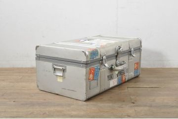 ビンテージ雑貨　BANKOKU　鍵付き!!　無骨な雰囲気がかっこいい、とっても軽いジュラルミン船トランク(ジュラルミントランク、舟トランク、アルミトランク、センターテーブル、ローテーブル、リビングテーブル、収納、ディスプレイ、ヴィンテージ)(R-078271)