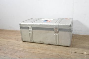 ビンテージ雑貨　BANKOKU　鍵付き!!　無骨な雰囲気がかっこいい、とっても軽いジュラルミン船トランク(ジュラルミントランク、舟トランク、アルミトランク、センターテーブル、ローテーブル、リビングテーブル、収納、ディスプレイ、ヴィンテージ)(R-078271)