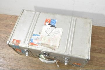 ビンテージ雑貨　BANKOKU　鍵付き!!　無骨な雰囲気がかっこいい、とっても軽いジュラルミン船トランク(ジュラルミントランク、舟トランク、アルミトランク、センターテーブル、ローテーブル、リビングテーブル、収納、ディスプレイ、ヴィンテージ)(R-078271)