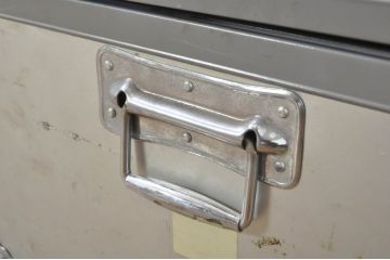ビンテージ雑貨　BANKOKU　鍵付き!!　無骨な雰囲気がかっこいい、とっても軽いジュラルミン船トランク(ジュラルミントランク、舟トランク、アルミトランク、センターテーブル、ローテーブル、リビングテーブル、収納、ディスプレイ、ヴィンテージ)(R-078271)
