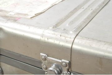 ビンテージ雑貨　BANKOKU　鍵付き!!　無骨な雰囲気がかっこいい、とっても軽いジュラルミン船トランク(ジュラルミントランク、舟トランク、アルミトランク、センターテーブル、ローテーブル、リビングテーブル、収納、ディスプレイ、ヴィンテージ)(R-078271)
