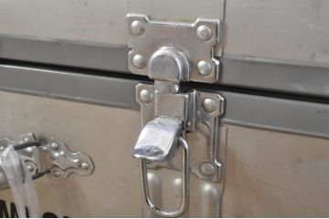 ビンテージ雑貨　BANKOKU　鍵付き!!　無骨な雰囲気がかっこいい、とっても軽いジュラルミン船トランク(ジュラルミントランク、舟トランク、アルミトランク、センターテーブル、ローテーブル、リビングテーブル、収納、ディスプレイ、ヴィンテージ)(R-078271)