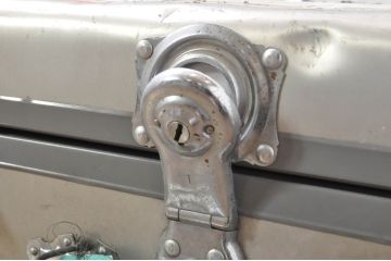 ビンテージ雑貨　BANKOKU　鍵付き!!　無骨な雰囲気がかっこいい、とっても軽いジュラルミン船トランク(ジュラルミントランク、舟トランク、アルミトランク、センターテーブル、ローテーブル、リビングテーブル、収納、ディスプレイ、ヴィンテージ)(R-078271)